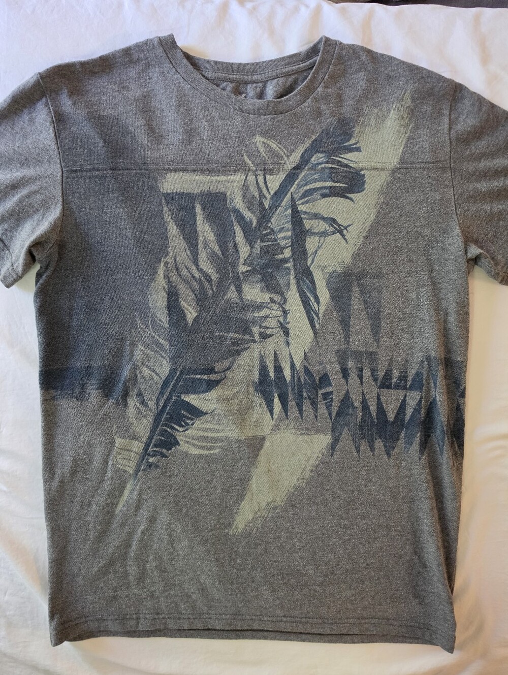 American Eagle Outfitters Heathered Gray Feather Print Graphic Tee Medium
